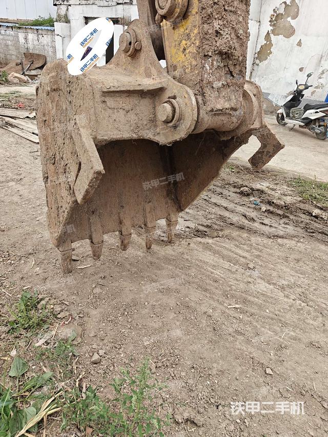 铲斗右后整体(工作和回转装置) 铲斗右后整体(工作和回转装置)