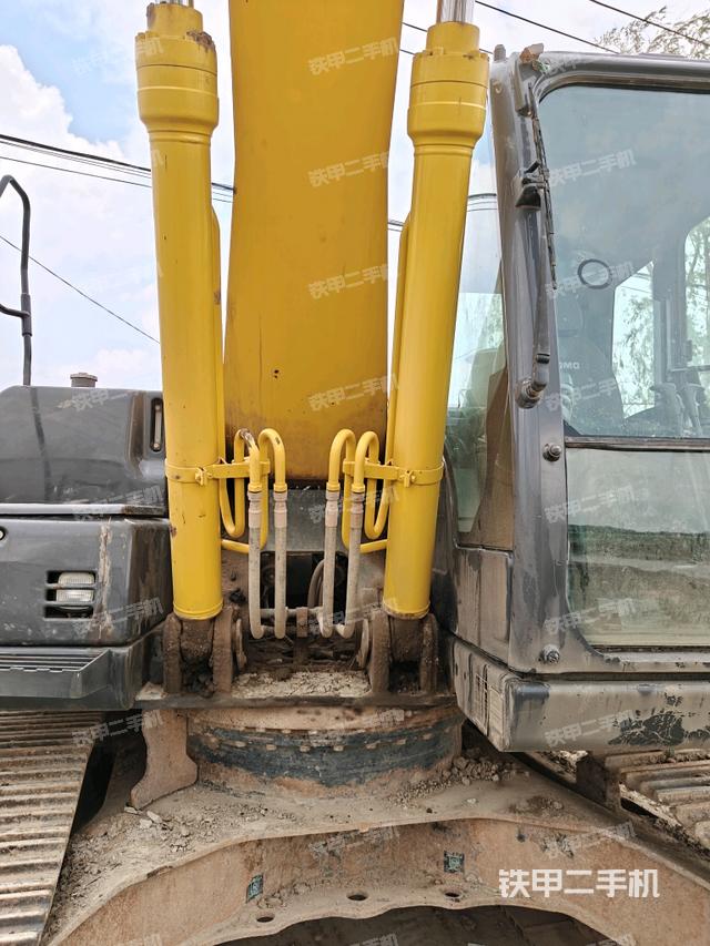 大臂油缸整体 竖拍(工作和回转装置) 大臂油缸整体 竖拍(工作和回转装置)