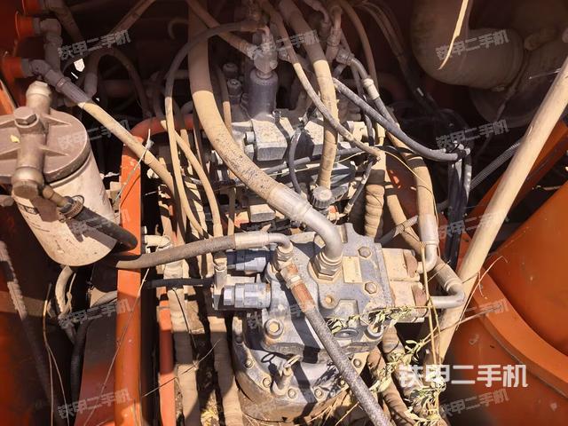 回转马达和主控阀(整机外观) 回转马达和主控阀(整机外观)