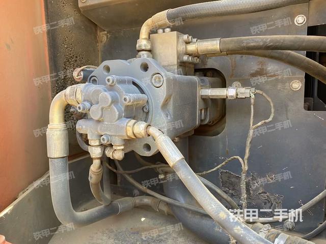 液压泵舱室正面整体(整机外观) 液压泵舱室正面整体(整机外观)