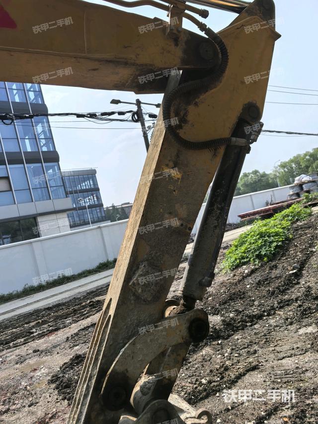 小臂整体左后(工作和回转装置) 小臂整体左后(工作和回转装置)