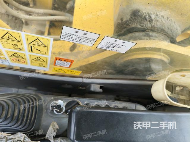 座椅右侧控制台/钥匙门/油门/含右手柄(驾驶室部分) 座椅右侧控制台/钥匙门/油门/含右手柄(驾驶室部分)