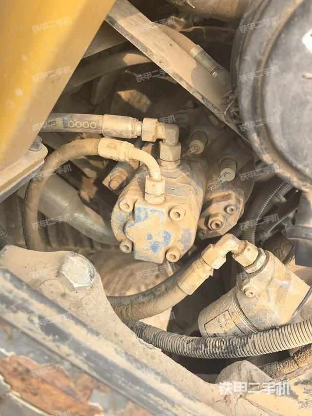 液压泵舱室正面整体(整机外观) 液压泵舱室正面整体(整机外观)