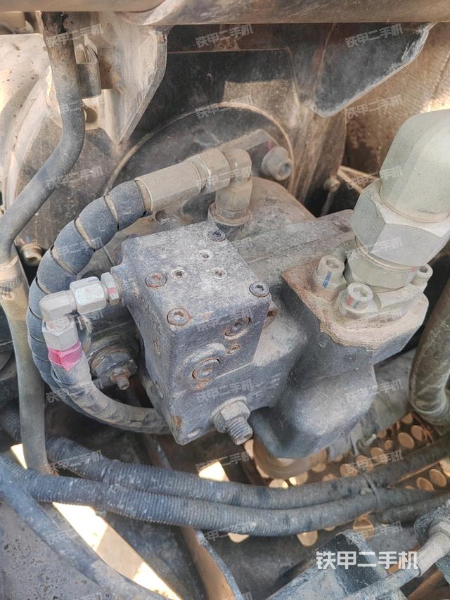 液压泵舱室正面整体(整机外观) 液压泵舱室正面整体(整机外观)