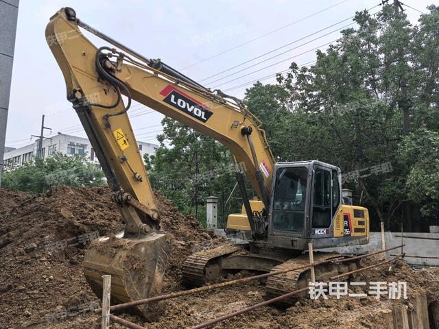雷沃重工FR215E2挖掘機(jī)