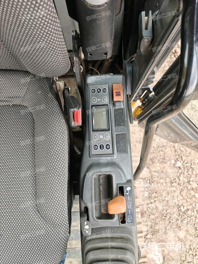 座椅左侧控制台/音响/含左手柄(驾驶室部分) 座椅左侧控制台/音响/含左手柄(驾驶室部分)