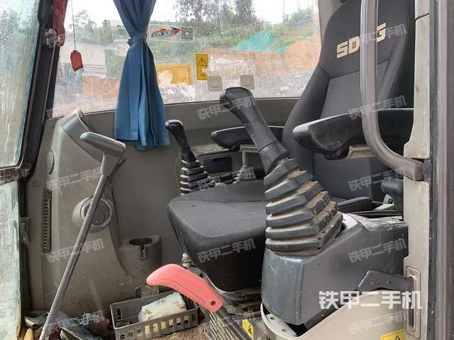 駕駛室整體(整機(jī)外觀) 駕駛室整體(整機(jī)外觀)