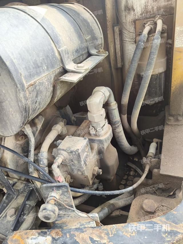 液壓泵艙室正面整體(整機(jī)外觀) 液壓泵艙室正面整體(整機(jī)外觀)
