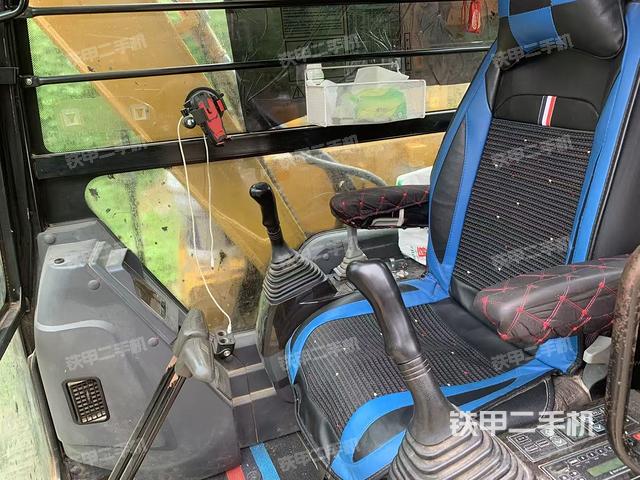 駕駛室整體(整機(jī)外觀) 駕駛室整體(整機(jī)外觀)