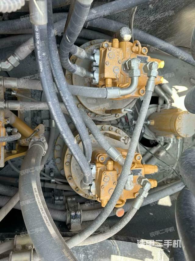 回转马达和主控阀(整机外观) 回转马达和主控阀(整机外观)