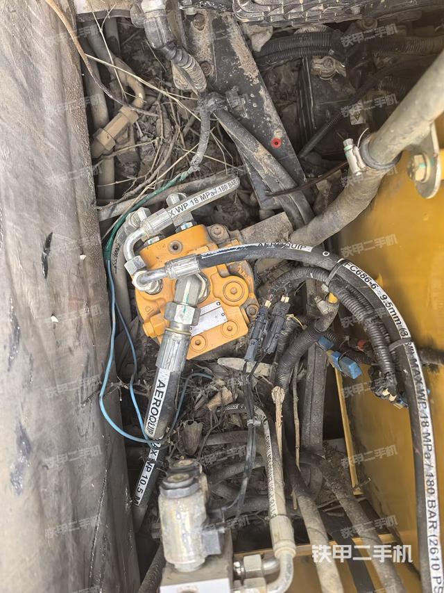 回转马达和主控阀(整机外观) 回转马达和主控阀(整机外观)