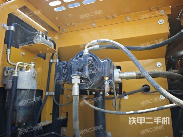 液压泵舱室正面整体（整机外观）