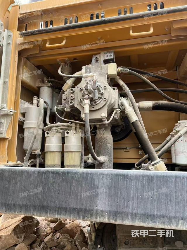 液压泵舱室正面整体(整机外观) 液压泵舱室正面整体(整机外观)