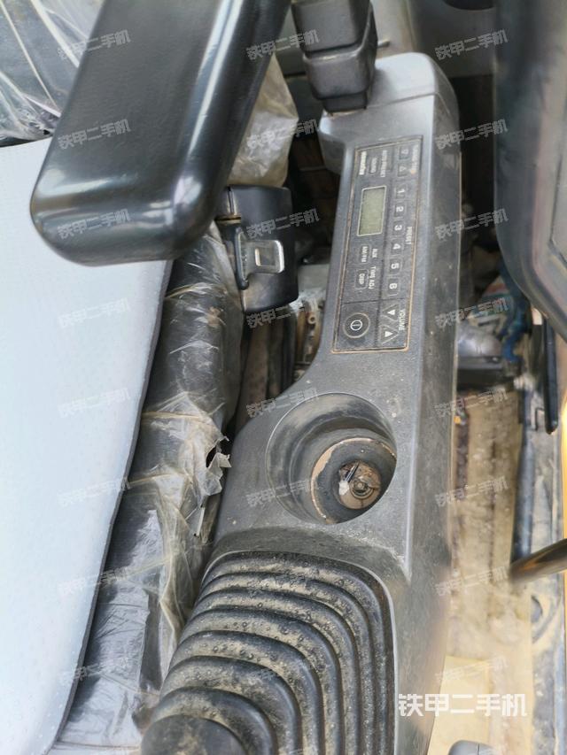 座椅左侧控制台/音响/含左手柄(驾驶室部分) 座椅左侧控制台/音响/含左手柄(驾驶室部分)