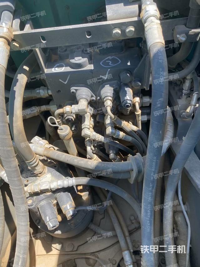 回转马达和主控阀(整机外观) 回转马达和主控阀(整机外观)