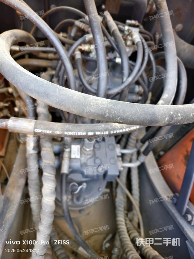 回转马达和主控阀(整机外观) 回转马达和主控阀(整机外观)