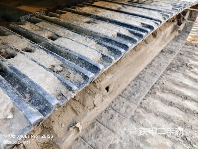 单侧履带整体(整机外观) 单侧履带整体(整机外观)