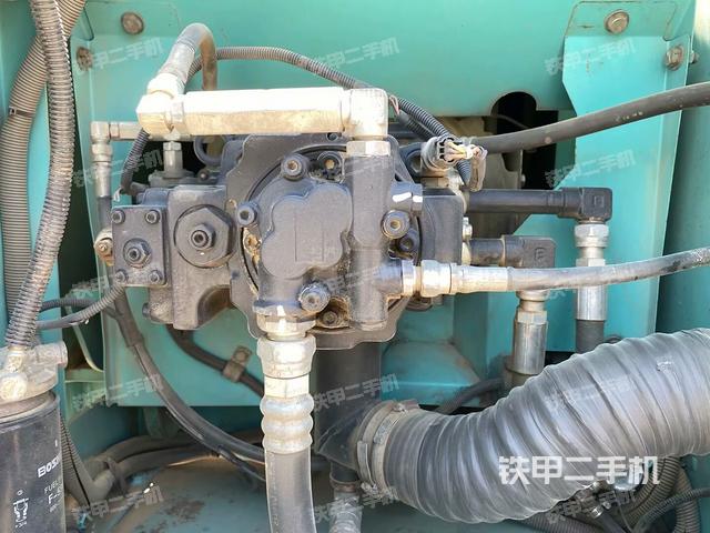 液压泵舱室正面整体(整机外观) 液压泵舱室正面整体(整机外观)