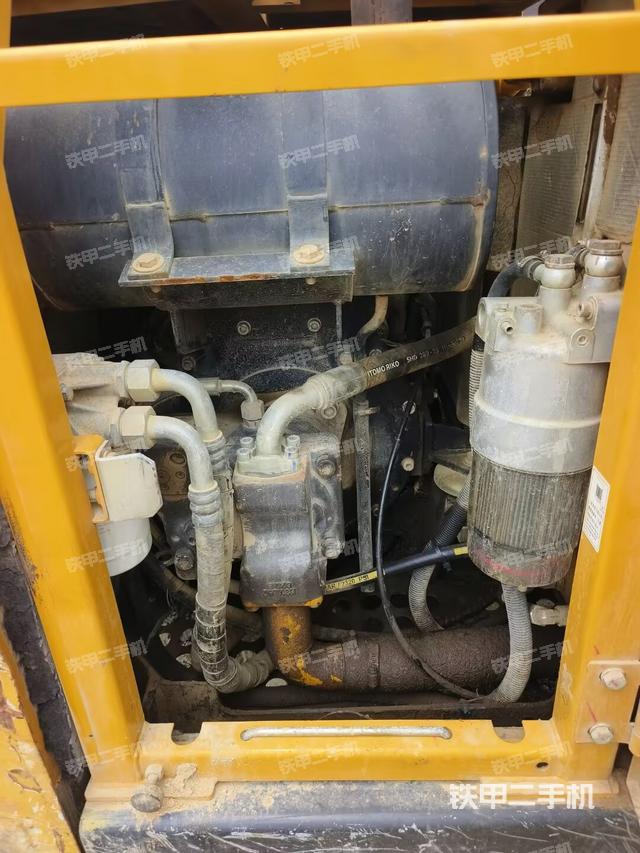 液压泵舱室正面整体(整机外观) 液压泵舱室正面整体(整机外观)