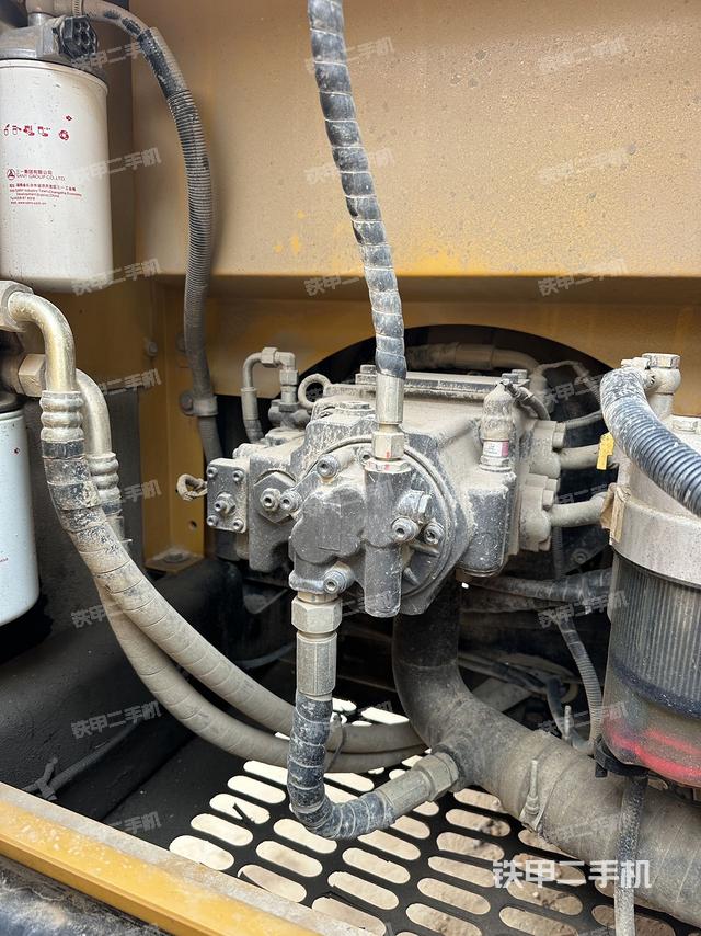 液壓泵艙室正面整體(整機(jī)外觀) 液壓泵艙室正面整體(整機(jī)外觀)