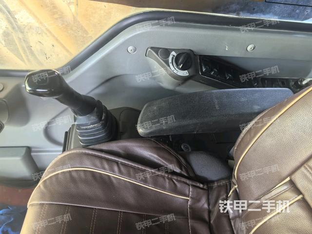 座椅右侧控制台/钥匙门/油门/含右手柄（驾驶室部分）