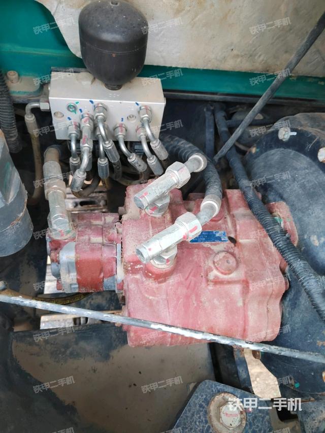 液壓泵艙室正面整體(整機(jī)外觀) 液壓泵艙室正面整體(整機(jī)外觀)