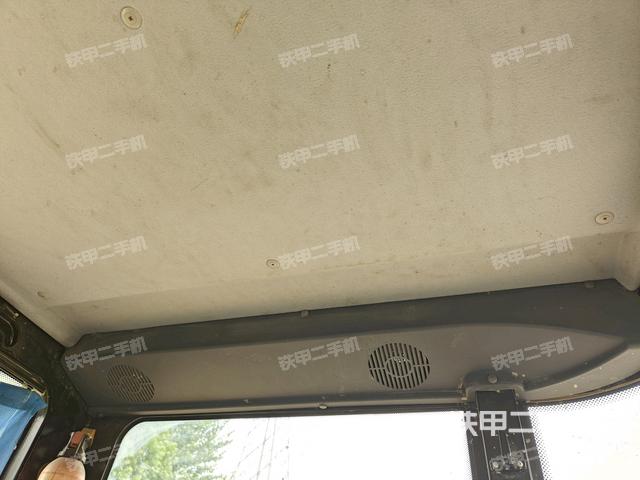 行走控制手柄和踏板?俯拍(駕駛室部分) 行走控制手柄和踏板?俯拍(駕駛室部分)