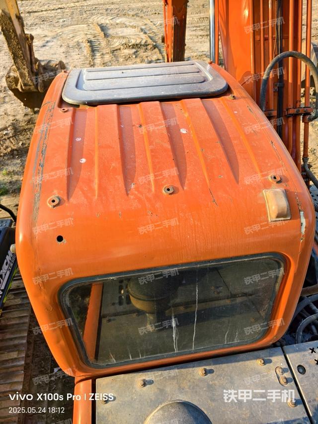 驾驶室顶部(整机外观) 驾驶室顶部(整机外观)