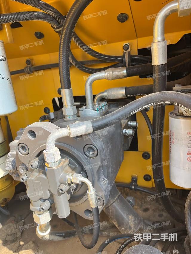液壓泵艙室正面整體(整機(jī)外觀) 液壓泵艙室正面整體(整機(jī)外觀)