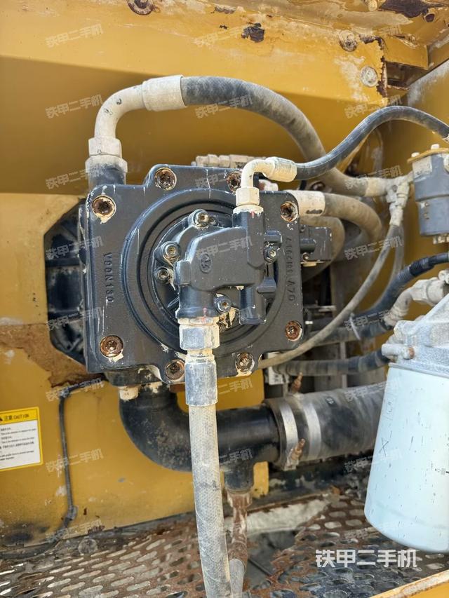 液壓泵艙室正面整體（整機外觀）