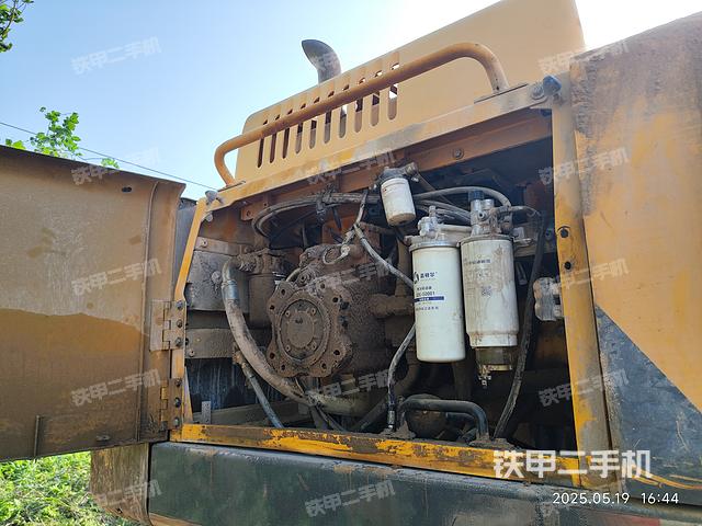 液压泵舱室正面整体（整机外观）