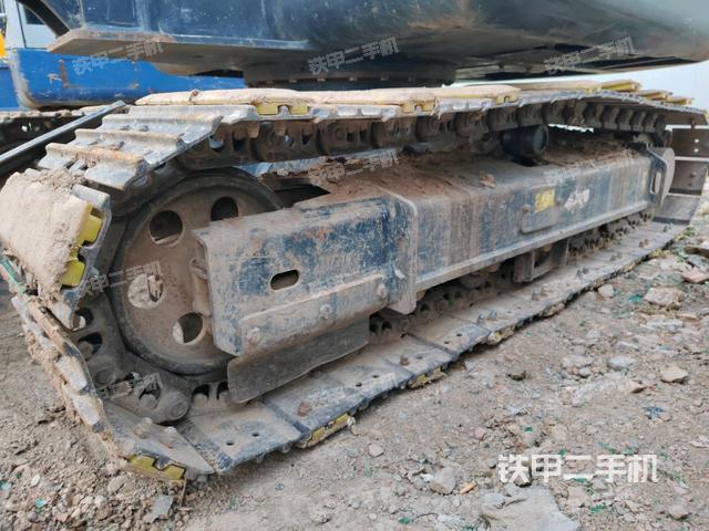 單側(cè)履帶整體(整機(jī)外觀) 單側(cè)履帶整體(整機(jī)外觀)