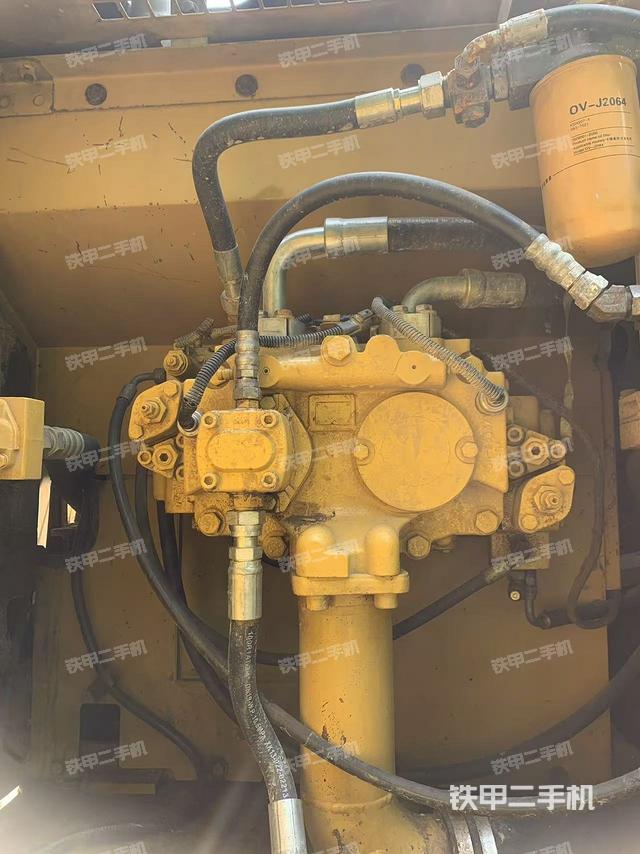 液壓泵艙室正面整體(整機外觀) 液壓泵艙室正面整體(整機外觀)