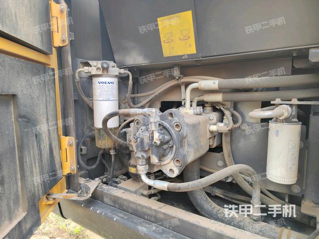 液压泵舱室正面整体(整机外观) 液压泵舱室正面整体(整机外观)