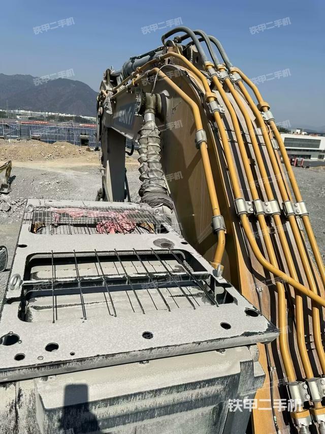 驾驶室顶部(整机外观) 驾驶室顶部(整机外观)