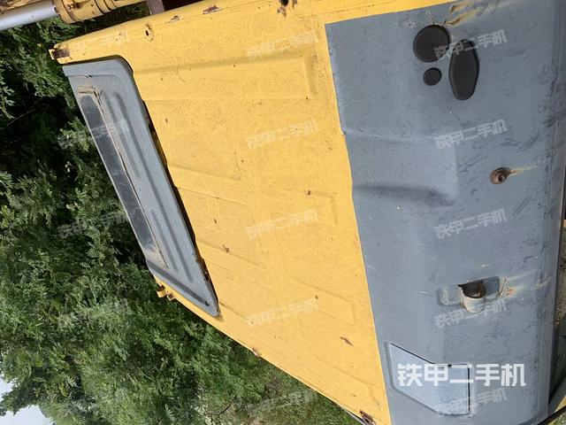 駕駛室頂部(整機(jī)外觀) 駕駛室頂部(整機(jī)外觀)