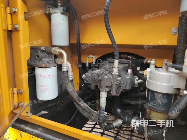 液壓泵艙室正面整體(整機外觀) 液壓泵艙室正面整體(整機外觀)