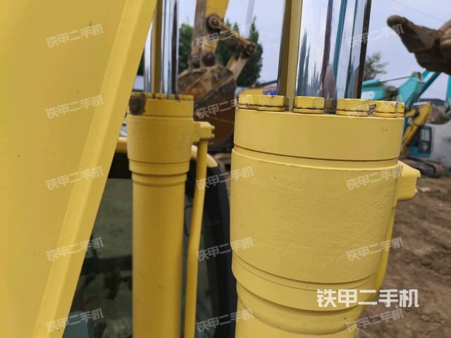 大臂油缸整体 竖拍(工作和回转装置) 大臂油缸整体 竖拍(工作和回转装置)