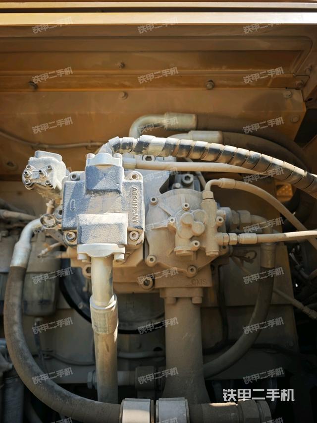 液壓泵艙室正面整體(整機(jī)外觀) 液壓泵艙室正面整體(整機(jī)外觀)