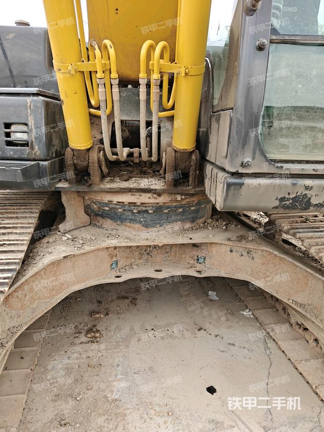 转盘和下车架正前(工作和回转装置) 转盘和下车架正前(工作和回转装置)