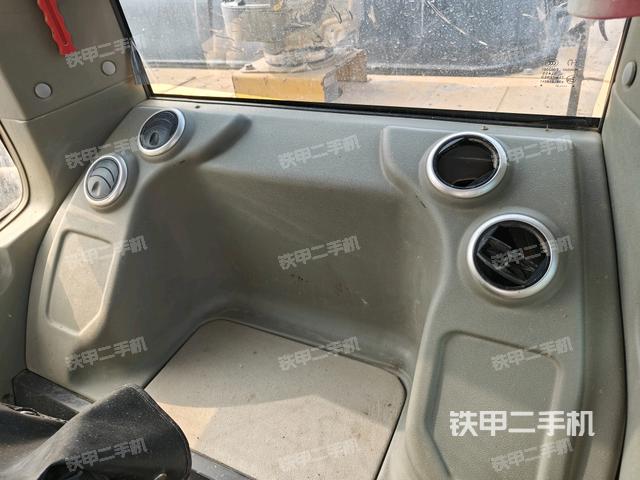 座椅左側控制臺/音響/含左手柄(駕駛室部分) 座椅左側控制臺/音響/含左手柄(駕駛室部分)