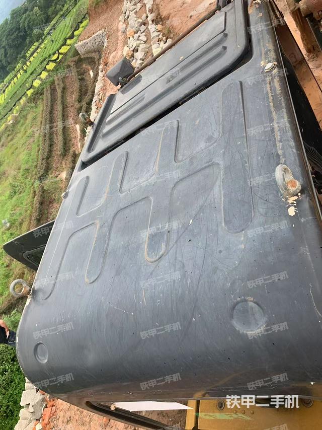 駕駛室頂部(整機(jī)外觀) 駕駛室頂部(整機(jī)外觀)