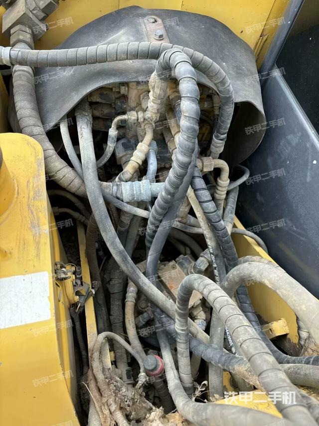 回轉(zhuǎn)馬達(dá)和主控閥（整機(jī)外觀）