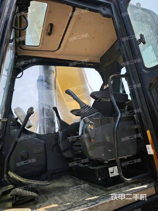 駕駛室整體(整機(jī)外觀) 駕駛室整體(整機(jī)外觀)