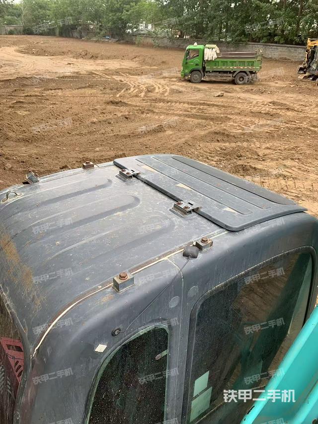 駕駛室頂部(整機(jī)外觀) 駕駛室頂部(整機(jī)外觀)