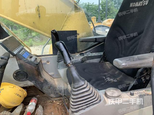 駕駛室整體(整機(jī)外觀) 駕駛室整體(整機(jī)外觀)