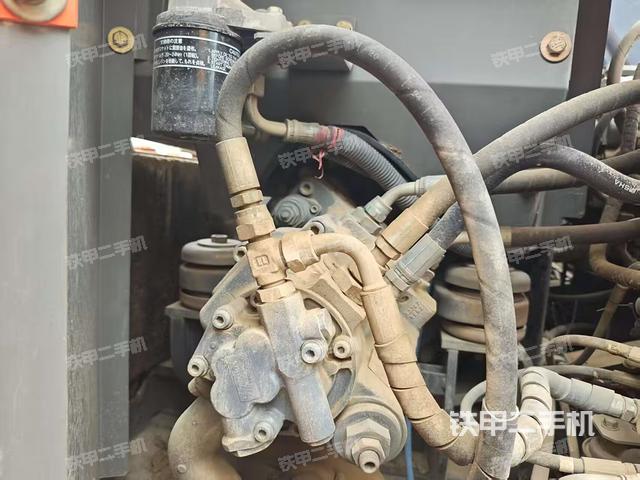 液壓泵艙室正面整體(整機(jī)外觀) 液壓泵艙室正面整體(整機(jī)外觀)