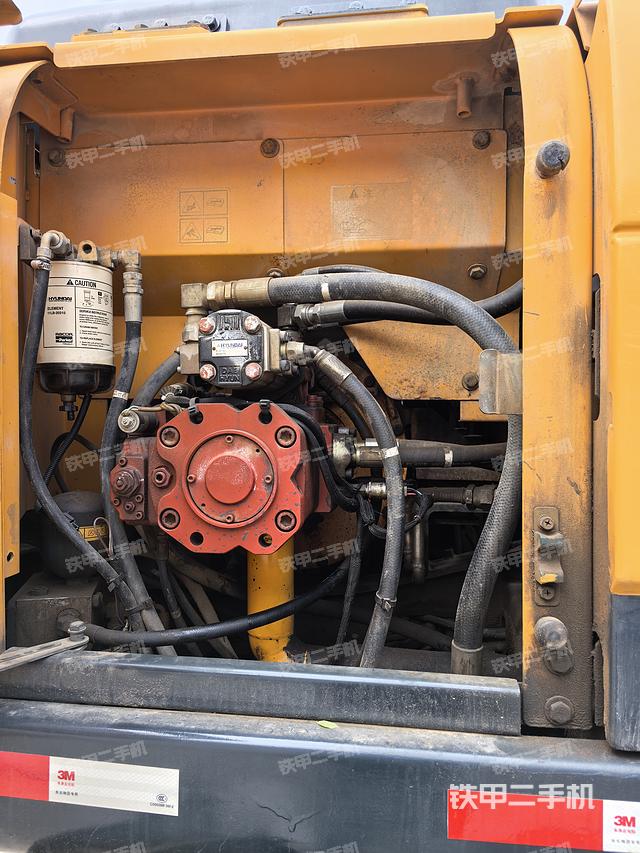 液压泵舱室正面整体（整机外观）