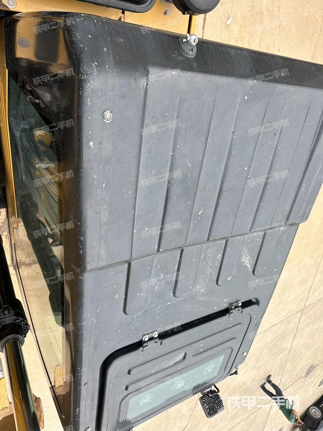 駕駛室頂部(整機(jī)外觀) 駕駛室頂部(整機(jī)外觀)