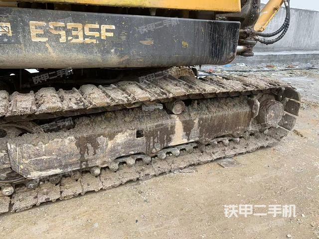 單側(cè)履帶整體(整機(jī)外觀) 單側(cè)履帶整體(整機(jī)外觀)